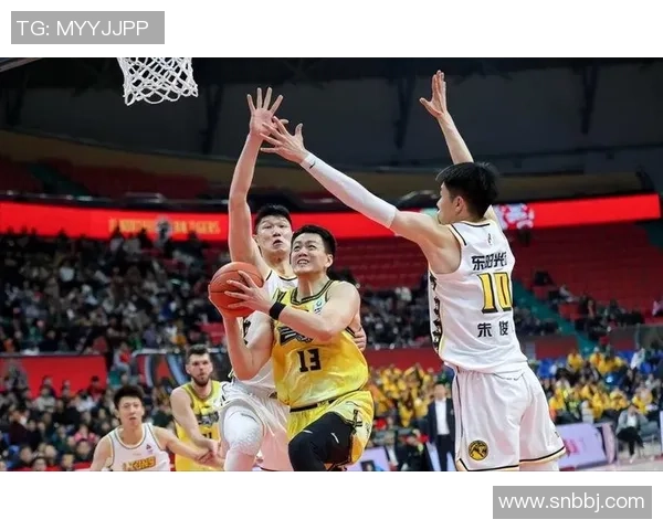 广厦队与吉林队激战正酣篮球赛精彩瞬间回顾与分析